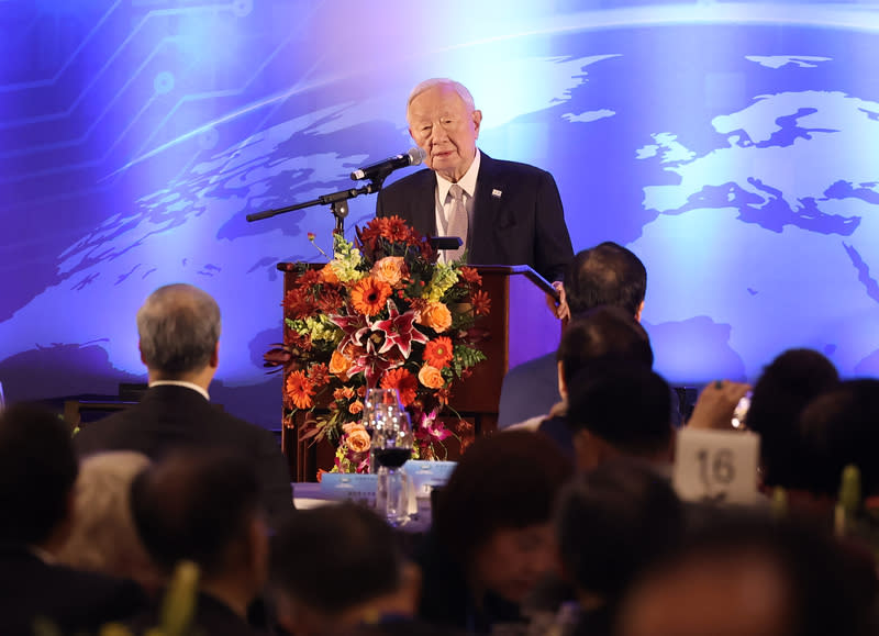 TSMC founder Chang Chung-mou (back center) represented Taiwan for the seventh time this year as the APEC leader. During the summit, leaders from various countries rushed to actively solicit input on semiconductor issues. Former US House Speaker Pelosi even praised him as a 