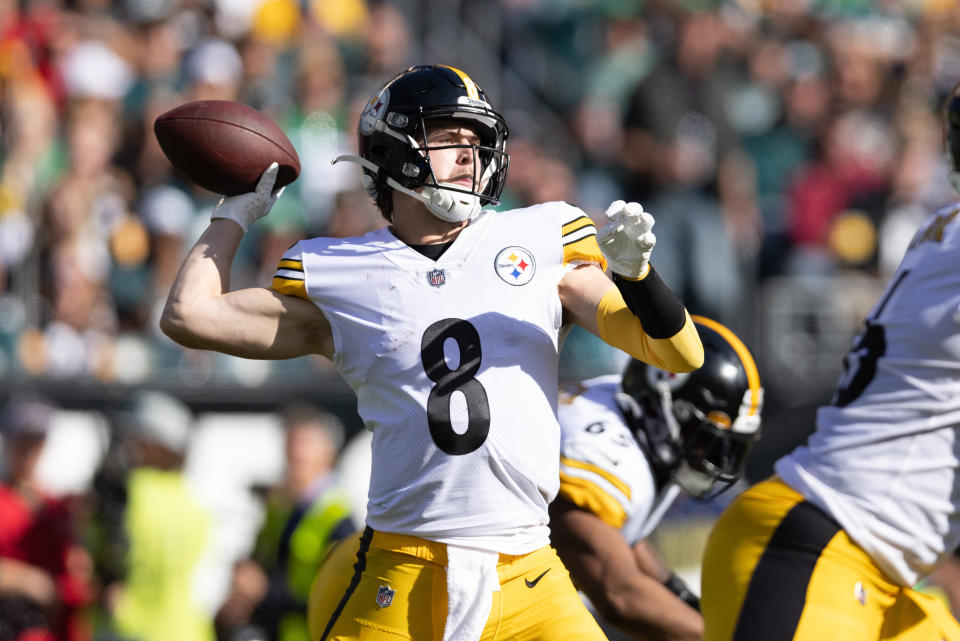 Oct 30, 2022; Philadelphia, Pennsylvania, USA; Pittsburgh Steelers quarterback <a class="link " href="https://sports.yahoo.com/nfl/players/33975" data-i13n="sec:content-canvas;subsec:anchor_text;elm:context_link" data-ylk="slk:Kenny Pickett;sec:content-canvas;subsec:anchor_text;elm:context_link;itc:0">Kenny Pickett</a> (8) passes the ball against the <a class="link " href="https://sports.yahoo.com/nfl/teams/philadelphia/" data-i13n="sec:content-canvas;subsec:anchor_text;elm:context_link" data-ylk="slk:Philadelphia Eagles;sec:content-canvas;subsec:anchor_text;elm:context_link;itc:0">Philadelphia Eagles</a> during the second quarter at Lincoln Financial Field. Mandatory Credit: Bill Streicher-USA TODAY Sports