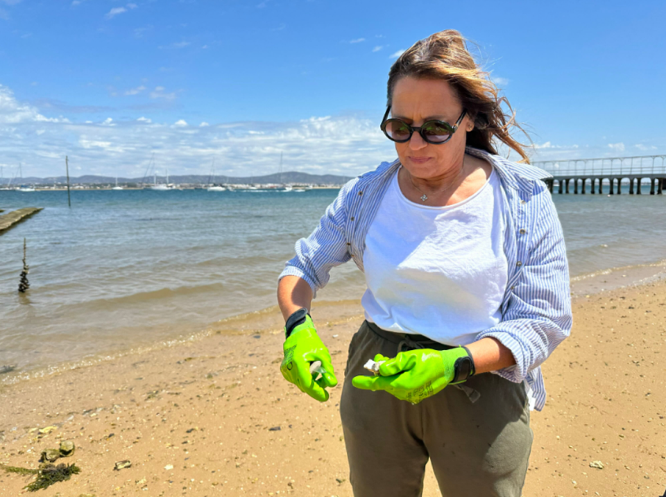 Silvia shucks fresh oysters on Culatra (Joanna Booth)