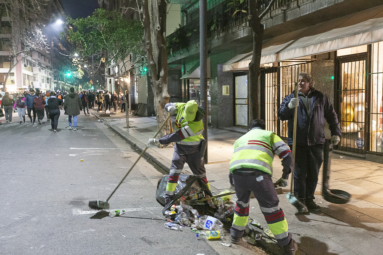 Limpieza frente al departamento de Cristina Fernández de Kirchner en Recoleta