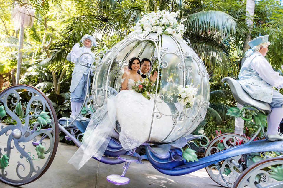 The couple looked like Disney royalty in the Crystal Coach. (Photo: <a href="http://whiterabbitphotoboutique.com/blog/" target="_blank">White Rabbit Photo Boutique</a>)