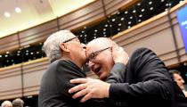 <p>EU-Kommissionspräsident Jean-Claude Juncker küsst seinen Vize, Frans Timmermans, auf die Stirn. 28. Juni 2016, EU-Parlament, Brüssel. (Bild: AP Photo/Geert Vanden Wijngaert) </p>