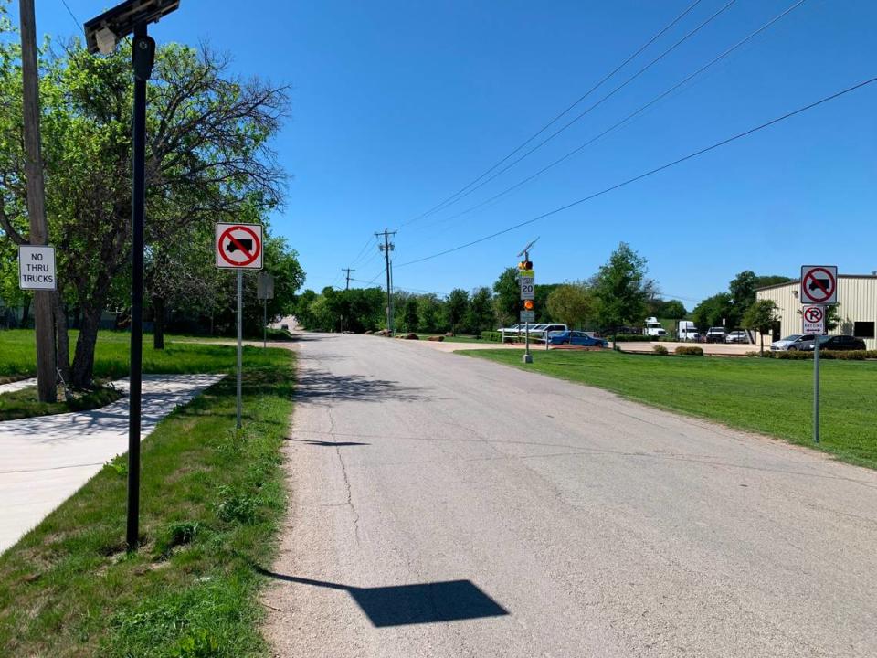 Two no-truck signs planted along David Strickland Road in Echo Heights. A few hundred feet beyond the warnings sits W.M. Green Elementary (and, just before it, a truck repair shop).