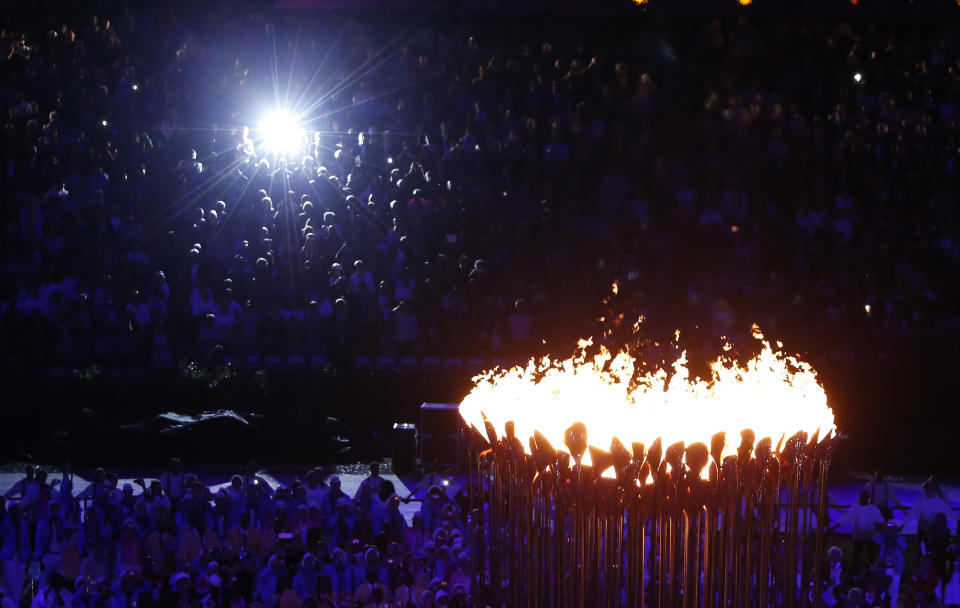 Allumée par de jeunes athlètes britanniques, la flamme olympique donne le coup d'envoi de 2 semaines de compétition