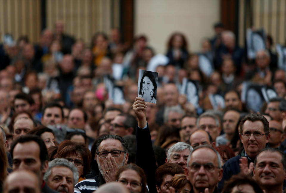 <p>Während einer Demonstration im maltesischen Valletta hält ein Mann ein Foto der ermordeten Journalistin Daphne Caruana Galizia hoch. Galizia, eine Anti-Korruptionsaktivistin, kam im Oktober 2017 durch einen Autobombenanschlag ums Leben. (Bild: REUTERS/Darrin Zammit Lupi) </p>