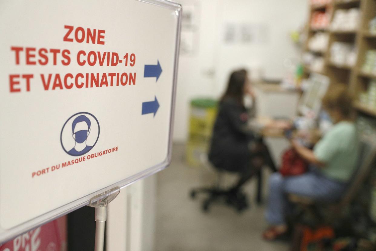 
Une personne se faisant vacciner contre le Covid-19 dans une pharmacie d’Ajaccio (Corse du Sud), le 5 octobre 2023. 