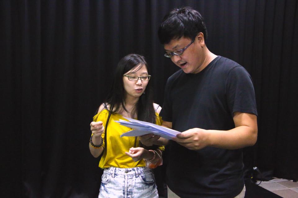 《修鎖》編劇姜麗明（左）與導演兼演員黃曉暉（右）。