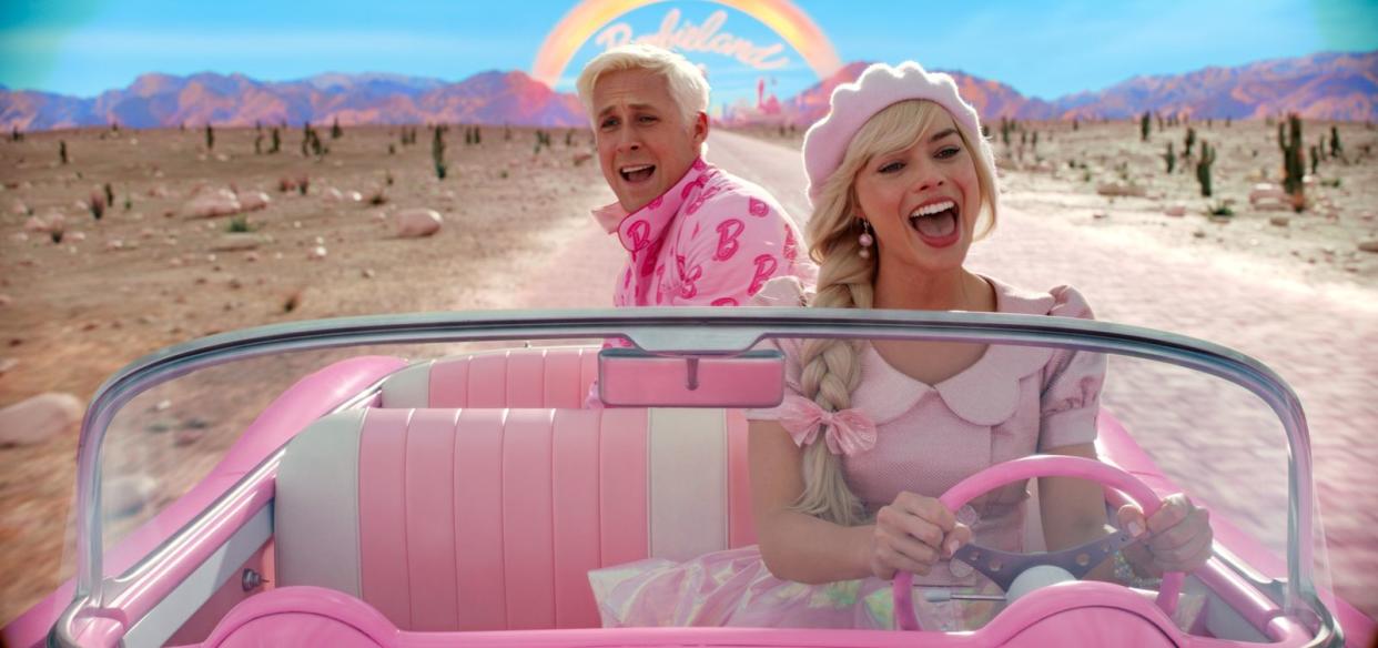 Superstars in pink: Margot Robbie spielt in "Barbie" an der Seite von Ryan Gosling. (Bild: 2023 Warner Bros. Ent)