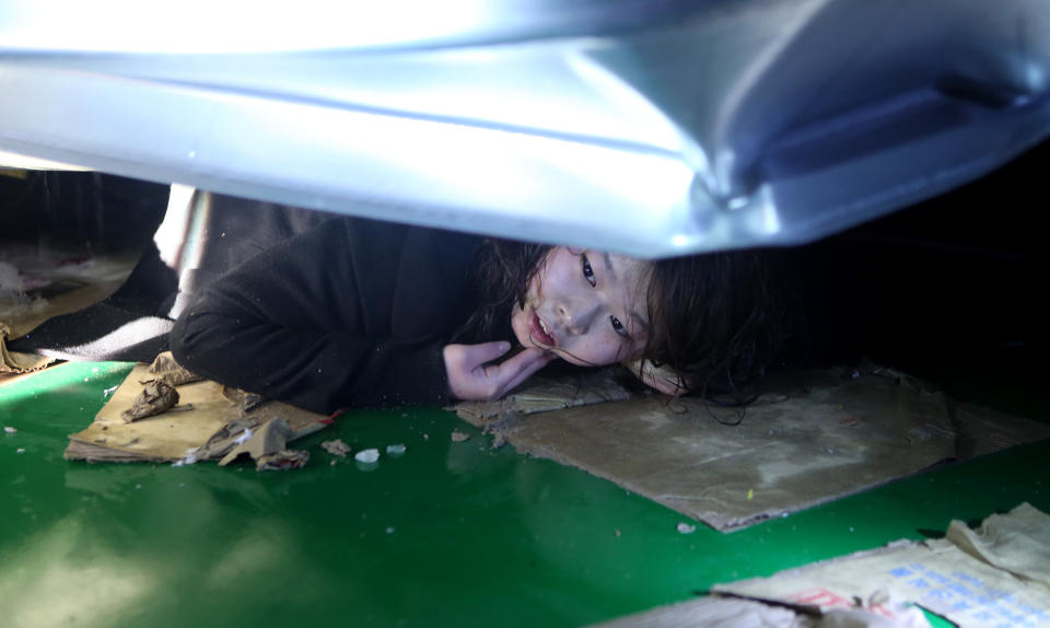 Una mujer atrapada espera ser rescatada de los escombros del techo de un auditorio que se colapsó en Gyeongju, Corea del Sur, el lunes 17 de febrero de 2014. Al menos ocho personas murieron luego de que el techo se venciera por el peso de una nevada reciente. (Foto AP/Yonhap, Lee Sang-hyun)