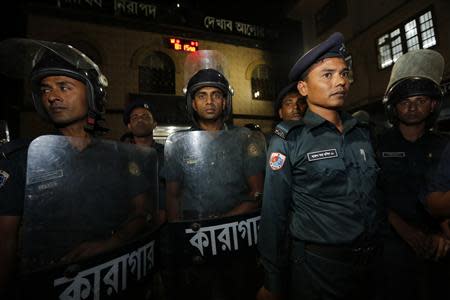 Police stand guard in front of the gate of Dhaka Central Jail during a meeting between Islamist leader Abdul Quader Mollah and his relatives in Dhaka December 10, 2013. REUTERS/Andrew Biraj