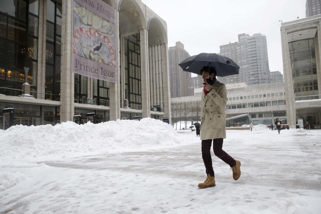 Tokyo shivers under unusually heavy snowfall