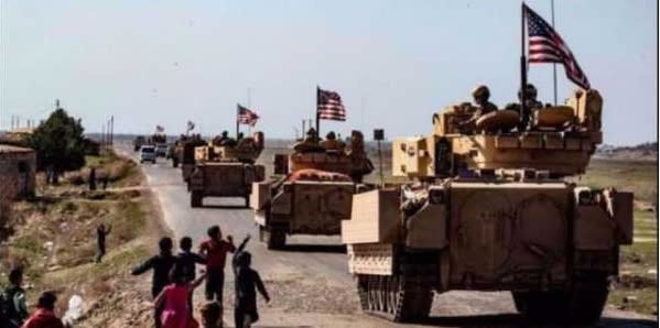 美軍涉嫌偷運敘利亞石油到伊拉克，還派裝甲車戒護運送。   圖 : 翻攝自海外網