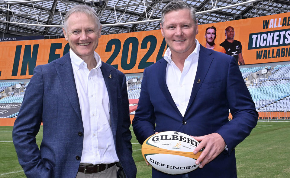 Matt Burke avec l'entraîneur des Wallabies Joe Schmidt.