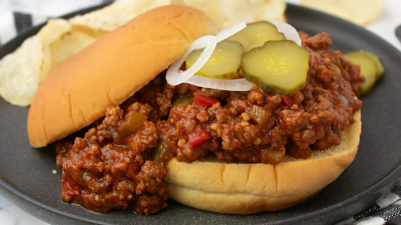 sloppy joe with potato chips