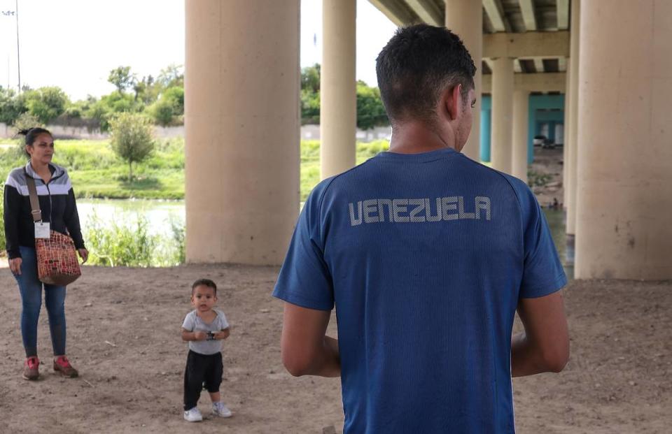 Migrantes venezolanos esperan la llegada de la Patrulla Fronteriza de Estados Unidos tras cruzar el Río Grande el domingo 18 de septiembre de 2022.