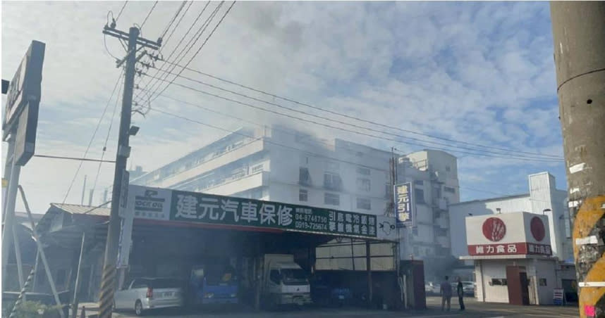 彰化維力食品田中廠今日下午驚傳火警，4樓冒出陣陣濃煙。（圖／翻攝畫面）