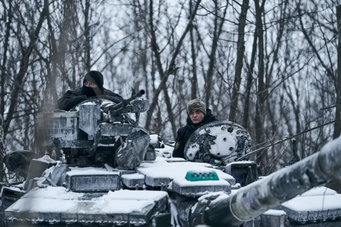 Un tanque ucraniano llega a su posición en la línea del frente en Bakhmut, región de Donetsk, Ucrania, el 12 de febrero de 2023.