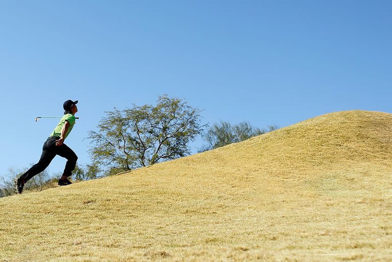 Anthony Kim corre a la colina para ver el desenlace de un tiro: fue en 2012, su último año