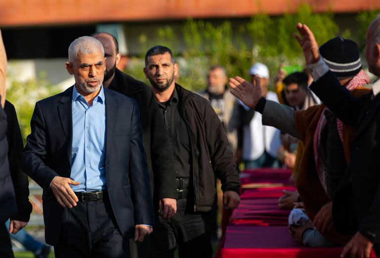 Yahya Sinwar, jefe del buró político de Hamas, saludando a la audiencia en el festival del Día Internacional de Quds el último viernes del Ramadán, en la ciudad de Gaza el 14 de abril de 2023. 