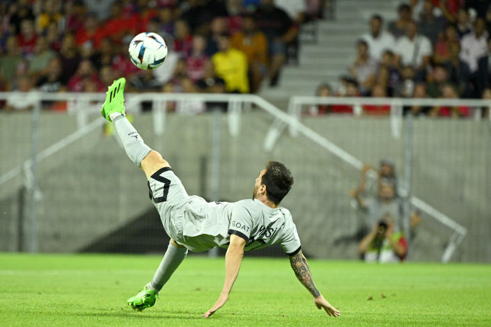 CLERMONT-FERRAND, FRANCE - AUGUST 06: Lionel Messi of Paris Saint-Germain scores an acrobatic goal during the Ligue 1 match between Clermont Foot 63 and Paris Saint-Germain at Stade Gabriel Montpied on August 06, 2022 in Clermont-Ferrand, France. (Photo by Lionel Hahn/Getty Images)