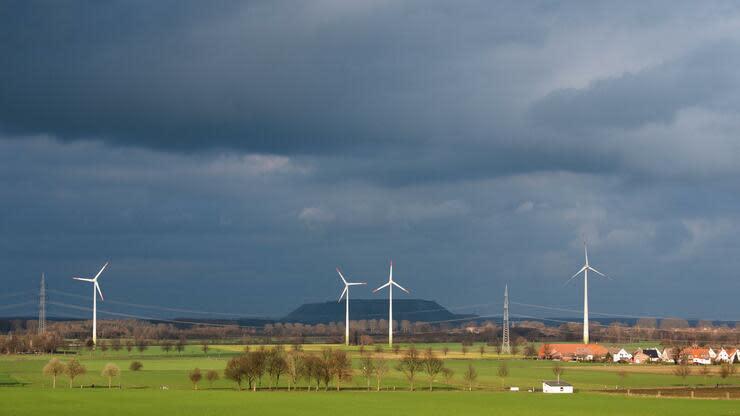 Die Grünen wollen die Akzeptanz von Windrädern in den Gemeinden erhöhen. Foto: dpa