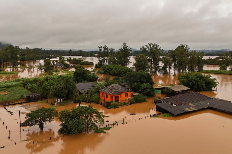 Vista aérea muestra una zona inundada de Capela de Santana, estado de Rio Grande do Sul, Brasil, el 2 de mayo de 2024. El presidente brasileño, Luiz Inácio Lula da Silva, visitó el jueves el sur del país, donde las inundaciones y deslizamientos de tierra causados ​​por lluvias torrenciales han matado a 29 personas