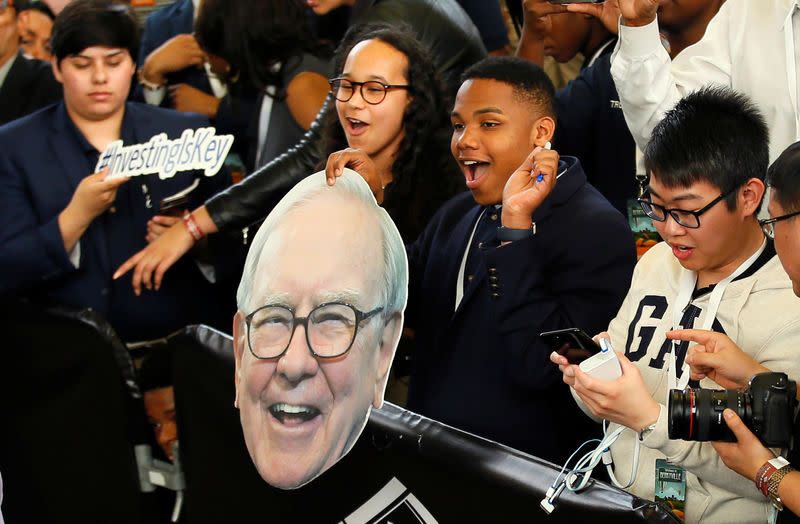 Studierende feiern die Ankunft von Berkshire Hathaway CEO Warren Buffet während der Jahresversammlung in Omaha, Nebraska, USA, am 7. Mai 2017. REUTERS/Rick Wilking