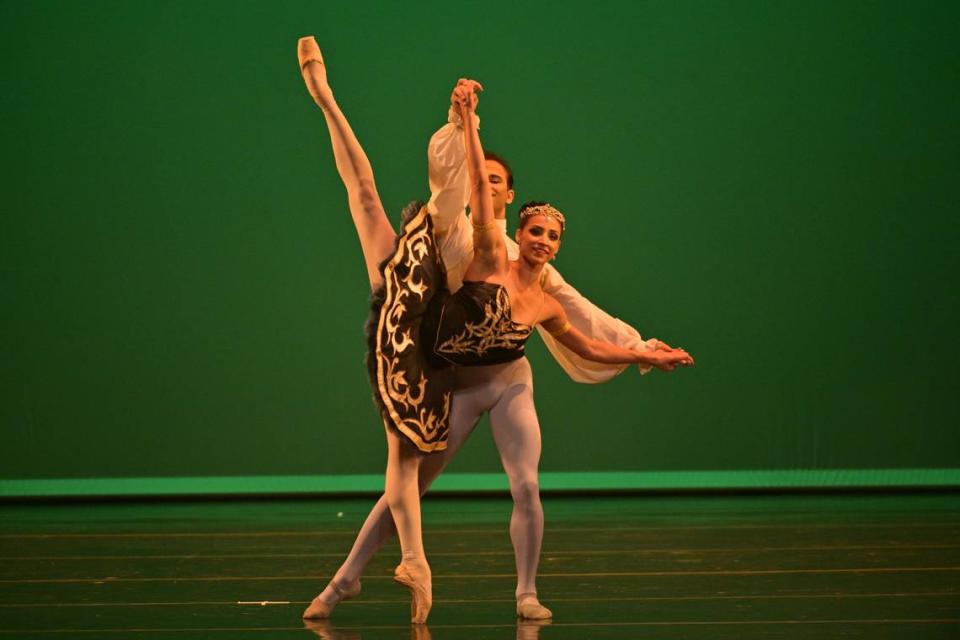 Marizé Fumero y Randy Crespo (Milwaukee Ballet) en “Esmeralda”.