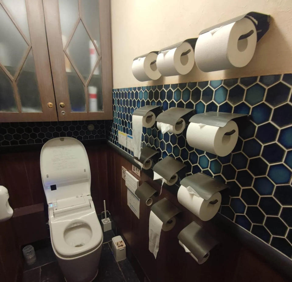 <strong>1名網友分享某餐廳在廁所掛了整整12個捲筒衛生紙提供使用。（圖／翻攝自Facebook@爆怨公社）</strong>