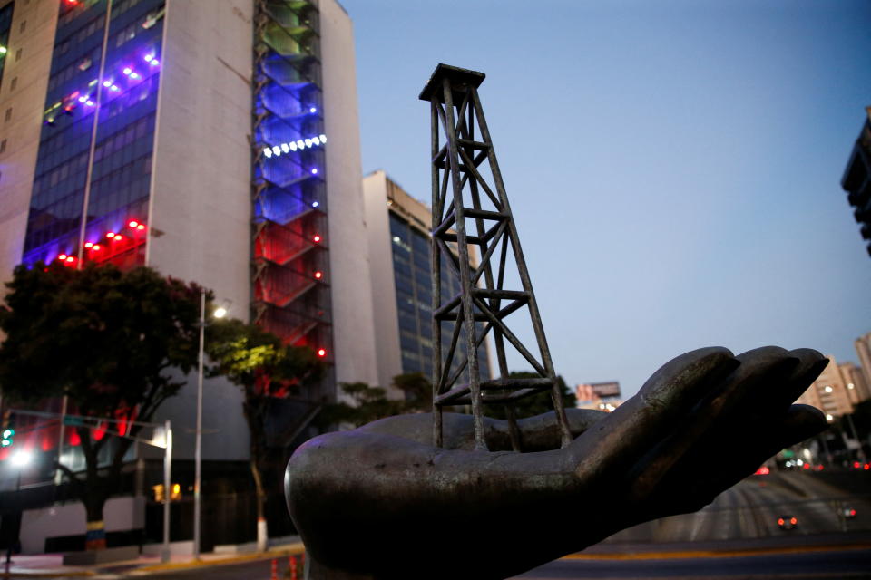 Escultura que representa una torre de petróleo en una mano, frente a la sede de la petrolera estatal venezolana PDVSA, en Caracas, Venezuela. 20 de marzo 2023. (REUTERS/Leonardo Fernández Viloria)