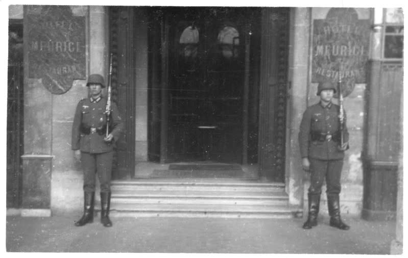摩里斯旅館大門：昔日站著德軍衛兵，今日大門沒有任何以此為傲的標誌。