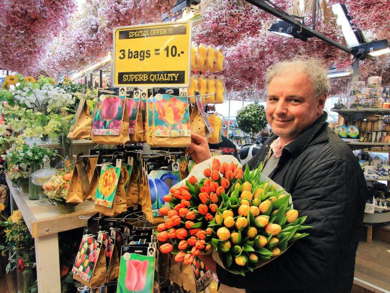 Jan Stins verkauft Tulpen und Blumenzwiebeln am Münzturm in Amsterdam. Foto: Bernd F. Meier