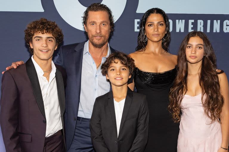 Matthew McConaughey y Camila Alves con sus tres hijos: Levi, Livingston y Vida