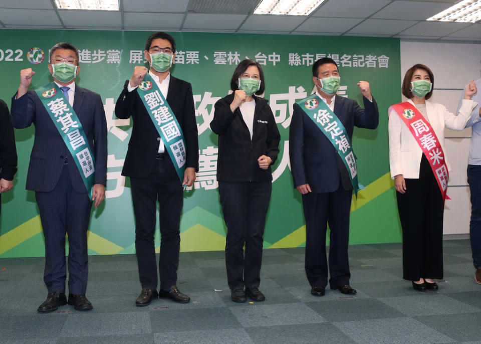蔡其昌(左1)選台中市長落敗，成為綠營縣市長敗選者中差距較大的其中一人。（中時資料照／陳君瑋攝）