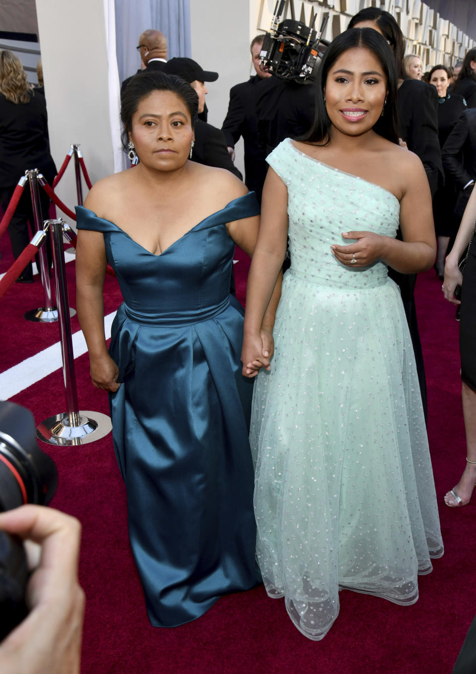 Margarita Martinez Merino (madre de la actriz) y Yalitza Aparicio en la gala del Oscar 2019 (AP)