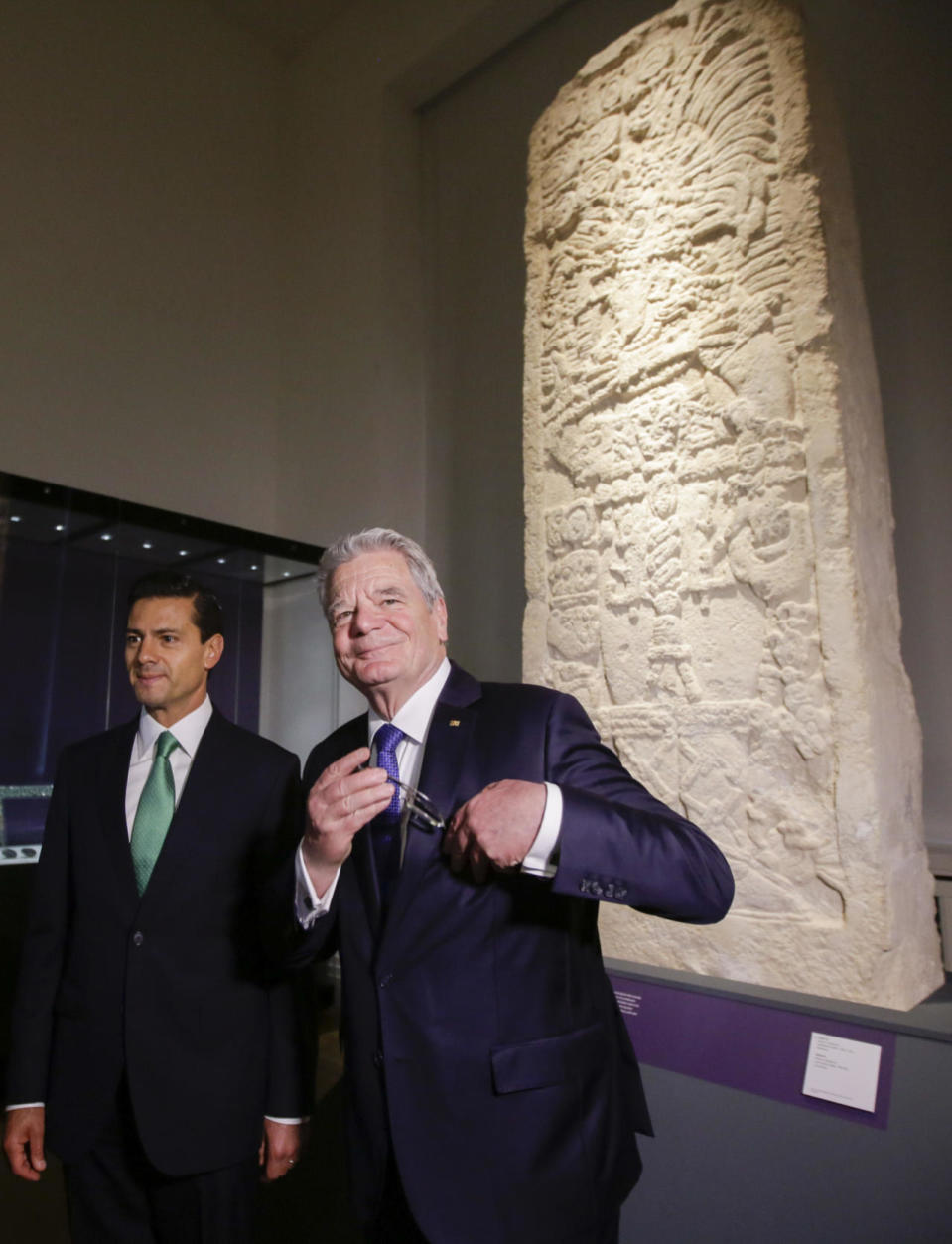 Los presidente de Alemania, Joachim Gauck, y de México, Enrique Peña Nieto, inauguraron la muestra que ofrece el museo Martin Gropius Bau de Berlín, bajo el título “Los mayas. El lenguaje de la belleza”.