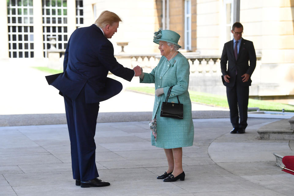 Bei der Begrüßung der Queen wirkte Donald Trump ein wenig verloren (Bild: Getty Images)