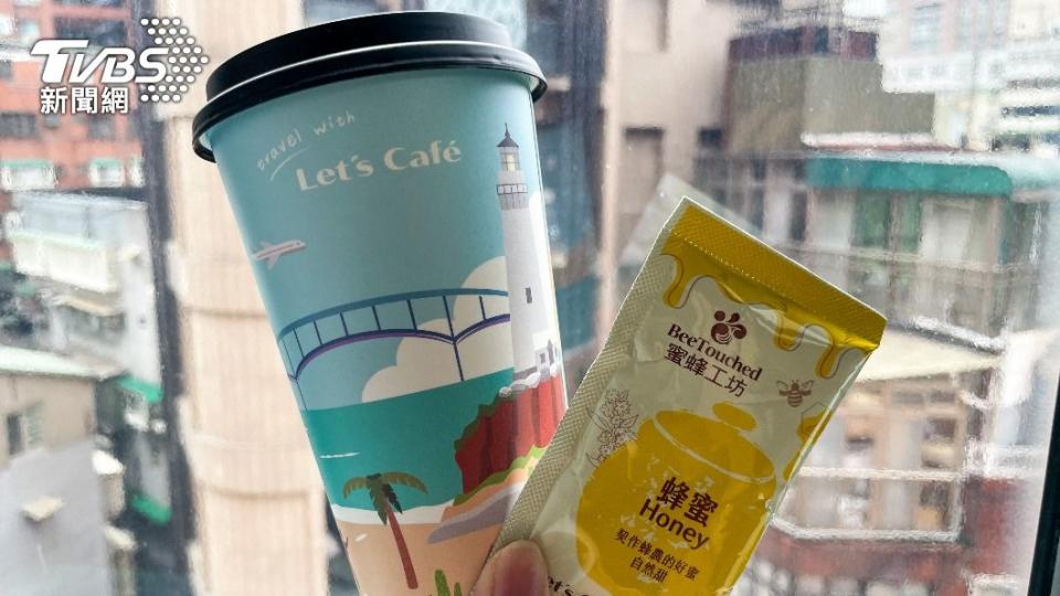 即日起買Let’s Café大杯拿鐵即送蜜蜂工坊蜂蜜1包。（圖／業者提供）