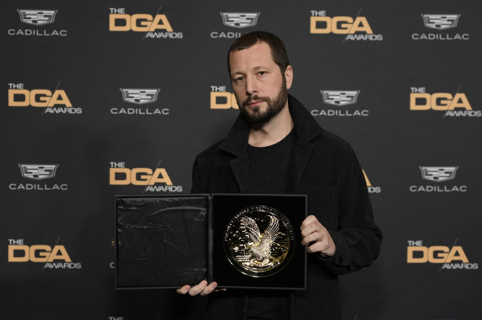 Mstyslav Chernov, director del documental "20 Days in Mariupol" con su premio DGA al mejor documental en la 76a entrega de los Premios DGA del Sindicato de Directores de Estados Unidos el sábado 10 de febrero de 2024 en Beverly Hills, California. (Foto AP/Chris Pizzello)