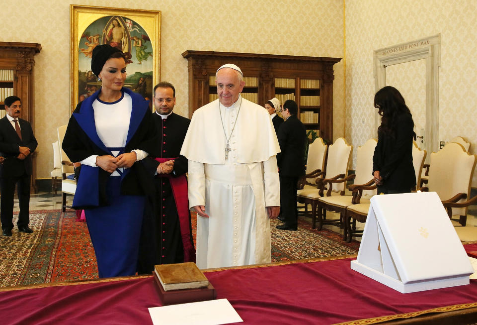 Qatar's Sheikha Mozah wore just a splash of white when she met Pope Francis&nbsp;in his private library in 2016.