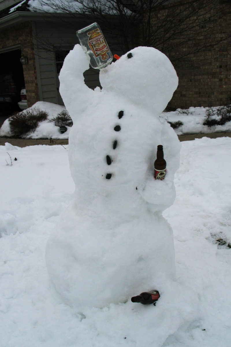 Man sagt ja, dass Alkohol von innen wärmt. Dieser Schneemann scheint sich dieses alte Sprichwort zu Herzen genommen zu haben. Dann mal Prost! (Bild-Copyright: igotnuthin/Imgur)