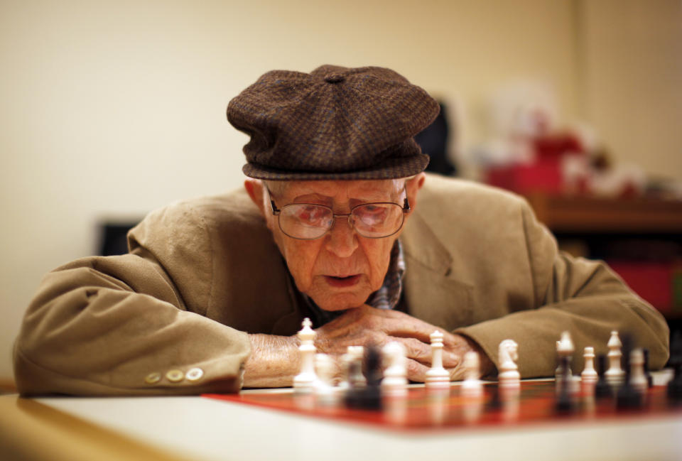 Earl Gilbert, 97, plays chess at Royal Oaks retirement community in Sun City, Arizona, January 8, 2013. Sun City was built in 1959 by entrepreneur Del Webb as America?s first active retirement community for the over-55's. Del Webb predicted that retirees would flock to a community where they were given more than just a house with a rocking chair in which to sit and wait to die. Today?s residents keep their minds and bodies active by socializing at over 120 clubs with activities such as square dancing, ceramics, roller skating, computers, cheerleading, racquetball and yoga. There are 38,500 residents in the community with an average age 72.4 years. Picture taken January 8, 2013.  REUTERS/Lucy Nicholson (UNITED STATES - Tags: SOCIETY)    ATTENTION EDITORS - PICTURE 9 OF 30 FOR PACKAGE 'THE SPORTY SENIORS OF SUN CITY'  SEARCH 'SUN CITY' FOR ALL IMAGES