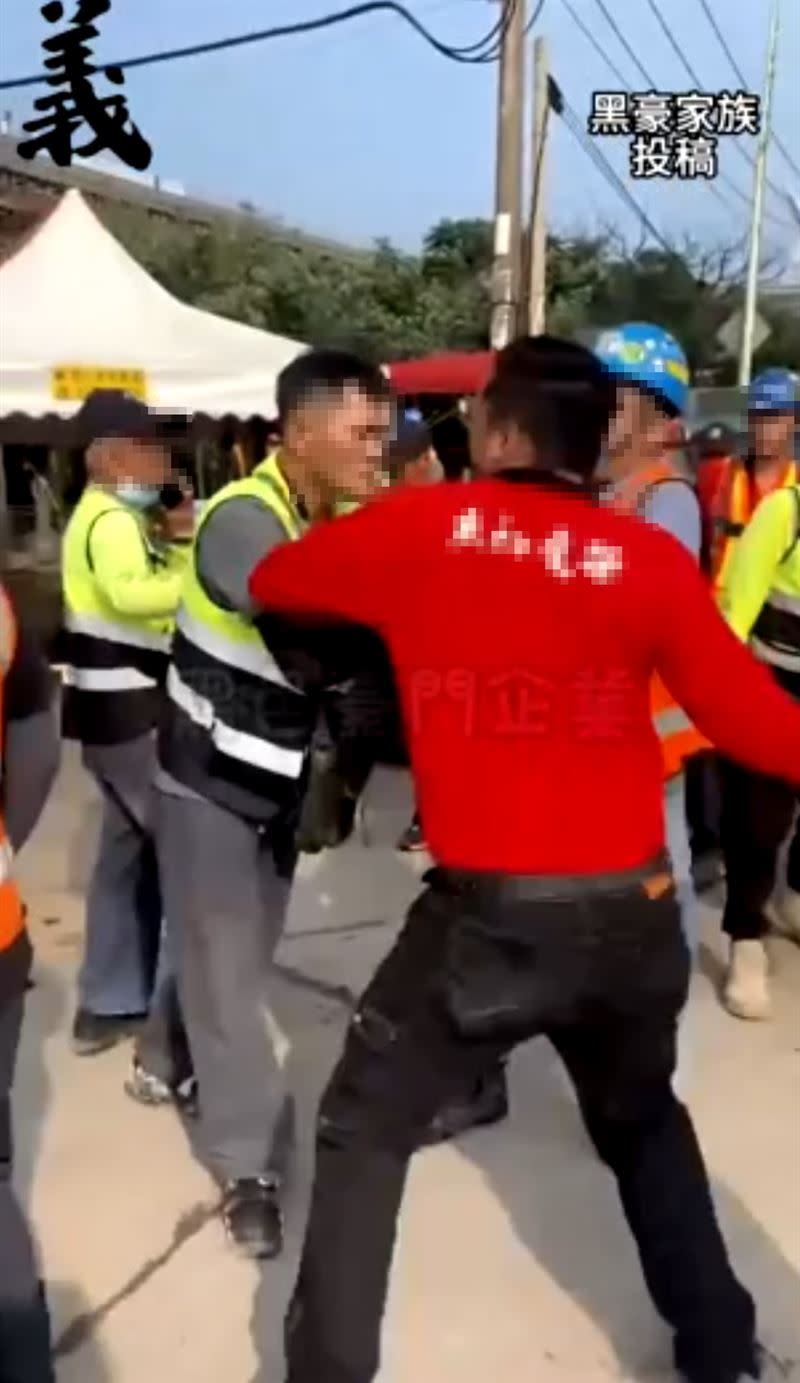 大潭電廠爆發包商和交管人員衝突。（圖／翻攝自《黑色豪門企業》）