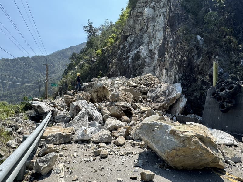 花蓮地震中橫便道多處落石掉落，阻斷道路，谷關工務段出動機具搶通，呼籲要進入山區的民眾應注意山區路況。 （台中市消防局提供） 中央社記者趙麗妍傳真  113年4月3日