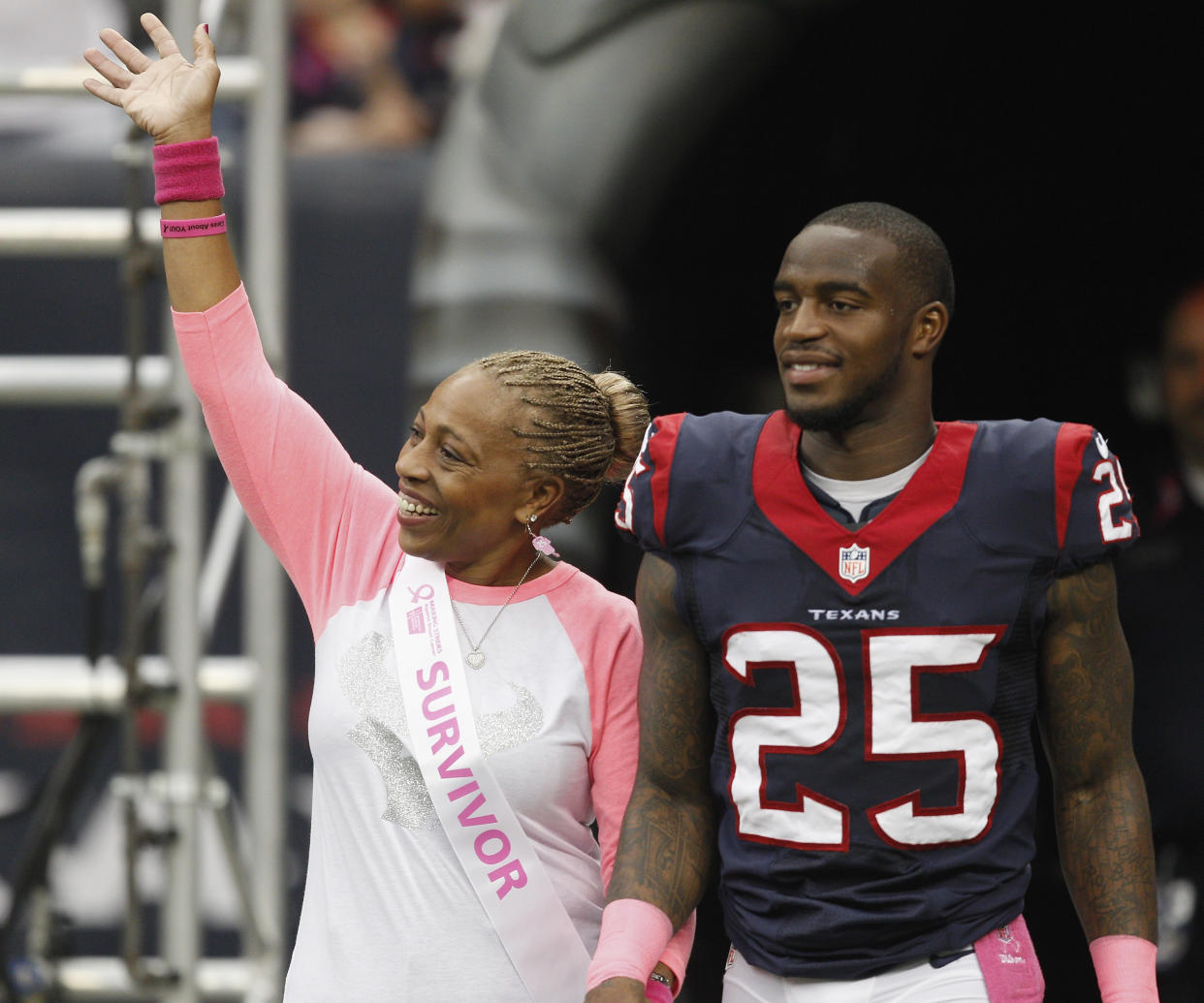 Kareem Jackson of the Houston Texans and his mom, who is a breast cancer survivor, at Reliant Stadium in 2013. (Photo: Bob Levey/Getty Images)