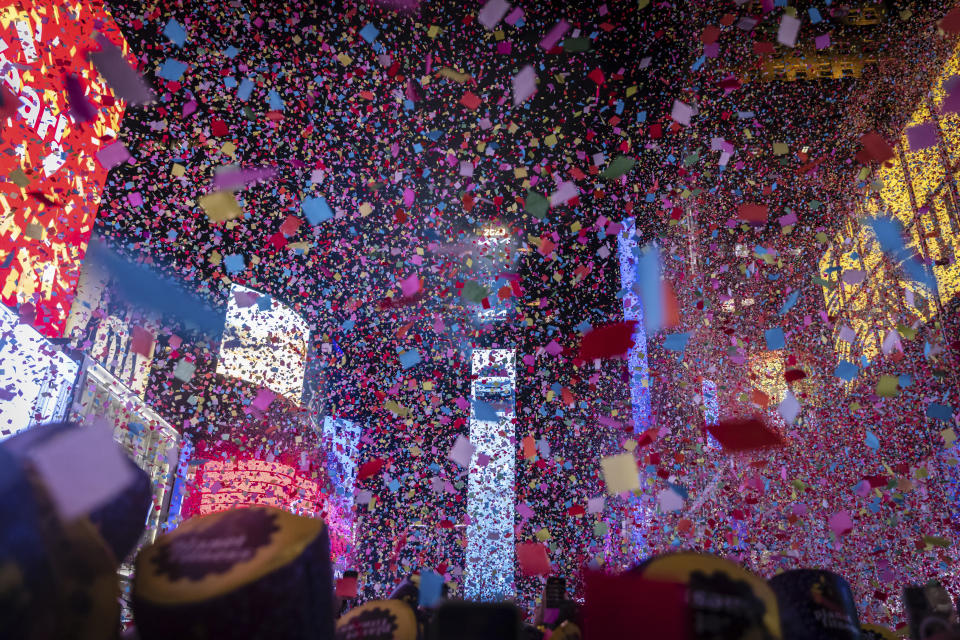 Times Square se llena de confeti para recibir el año nuevo, en Nueva York, el 1 de enero de 2023. (AP Foto/Stefan Jeremiah)