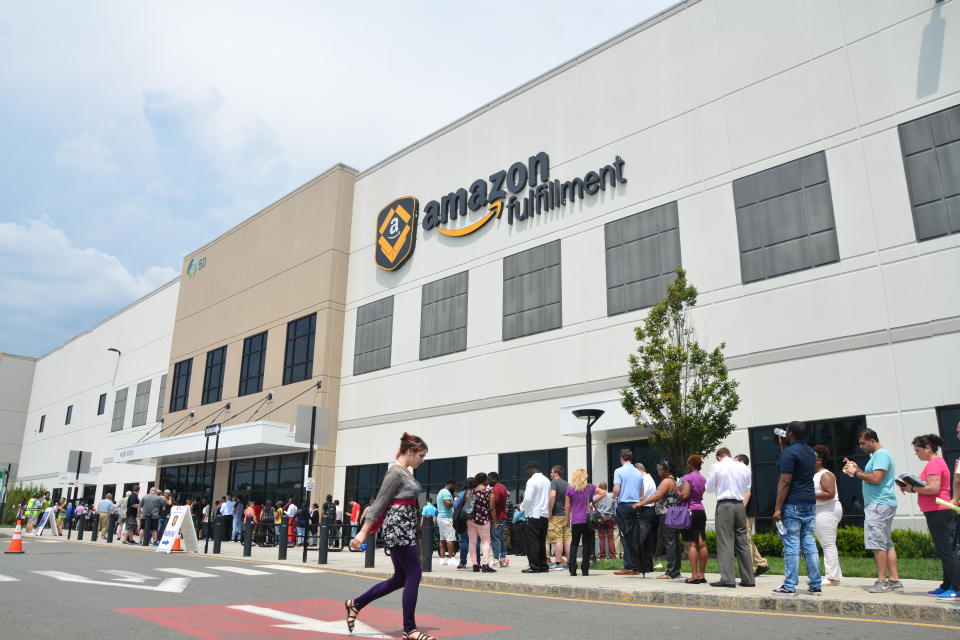 Lines outside Amazon’s giant fulfillment center in Robbinsville, New Jersey. (Krystal Hu/Yahoo Finance)