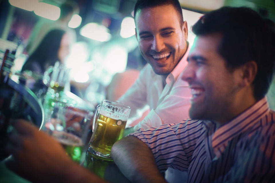 Wenn Alkohol im Spiel ist, finden auch Hetero-Männer andere Männer oft attraktiv (Bild: Getty Images)