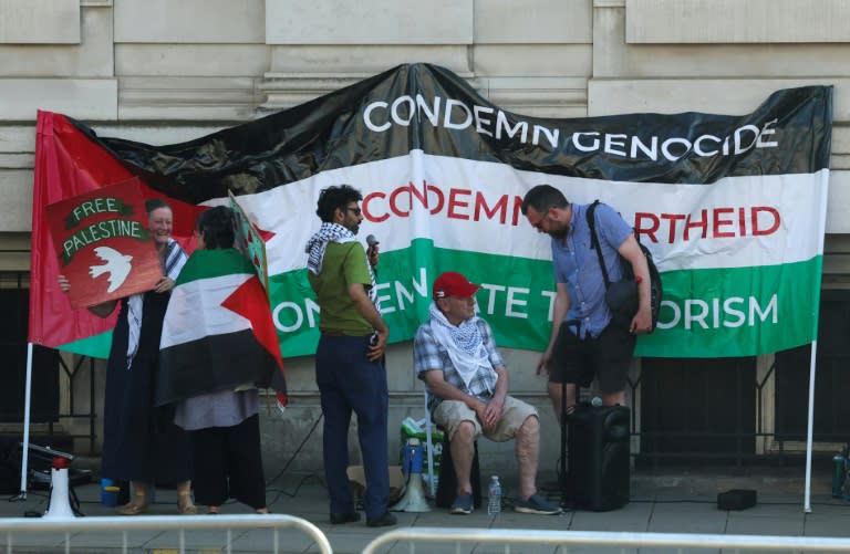 Varias personas con una bandera palestina se manifiestan frente al lugar del último debate entre Rishi Sunak y Keir Starmer, el 26 de junio de 2024 en la ciudad británica de Nottingham (Phil Noble)