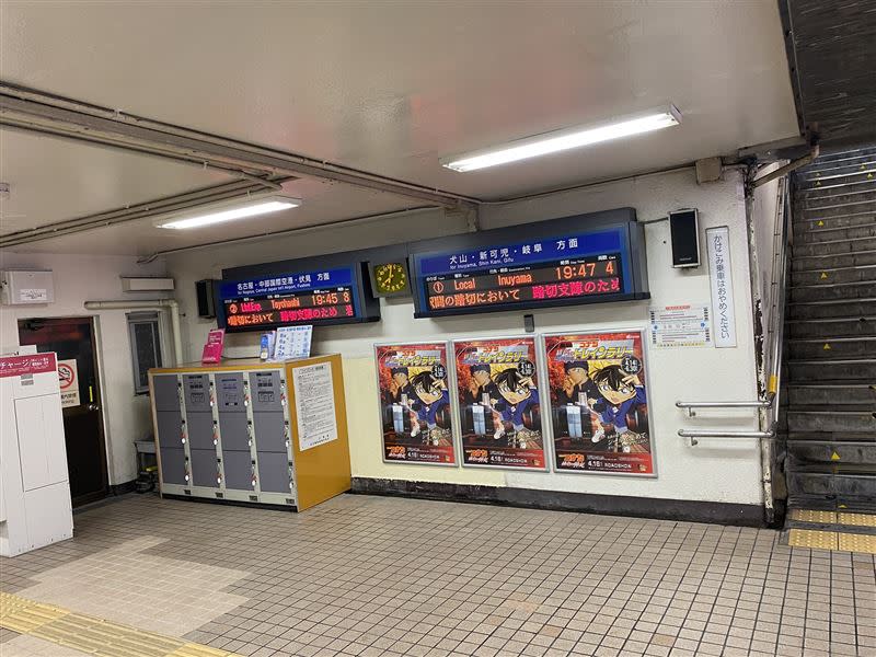 名偵探柯南站內部，充滿柯南周邊裝飾和電影宣傳海報。（圖／翻攝自@kyosuke7777 推特）